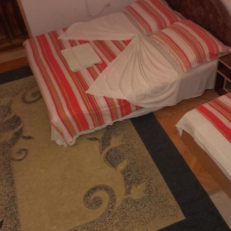 Apartments & Hostel Zdrava Hrana โมสตาร์ ภายนอก รูปภาพ