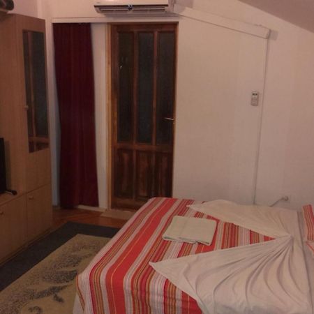Apartments & Hostel Zdrava Hrana โมสตาร์ ภายนอก รูปภาพ