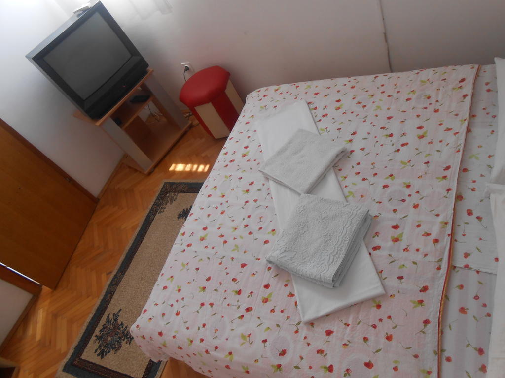 Apartments & Hostel Zdrava Hrana โมสตาร์ ภายนอก รูปภาพ