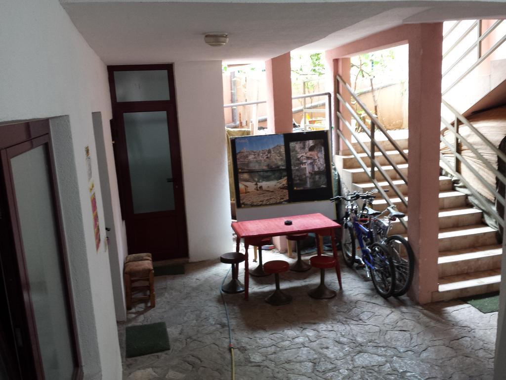 Apartments & Hostel Zdrava Hrana โมสตาร์ ภายนอก รูปภาพ