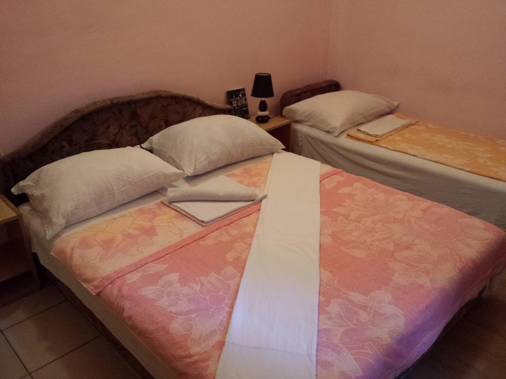Apartments & Hostel Zdrava Hrana โมสตาร์ ห้อง รูปภาพ