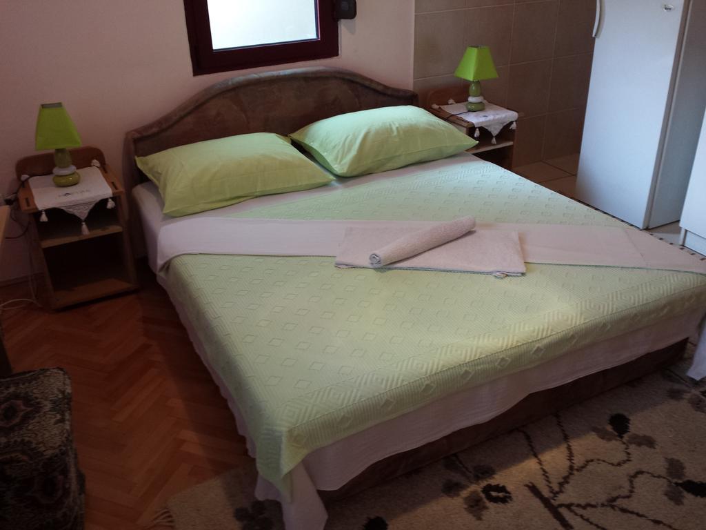 Apartments & Hostel Zdrava Hrana โมสตาร์ ภายนอก รูปภาพ
