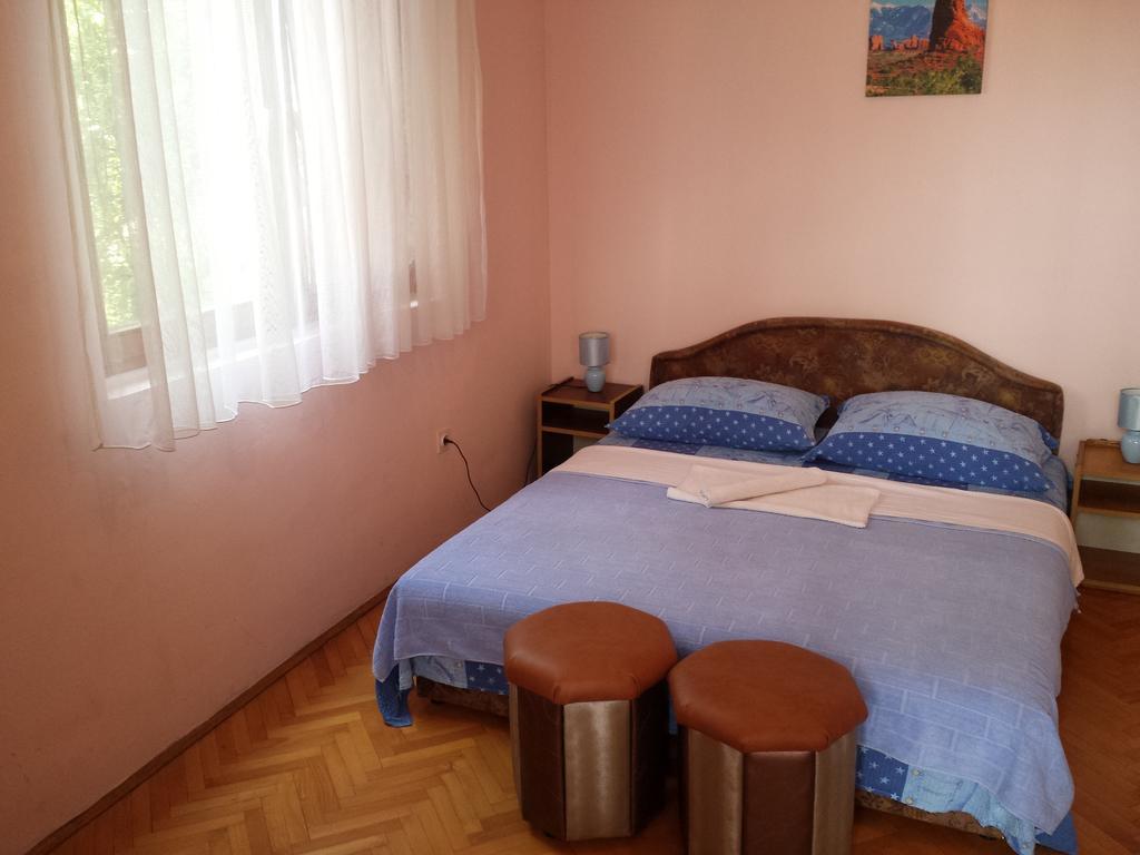 Apartments & Hostel Zdrava Hrana โมสตาร์ ภายนอก รูปภาพ