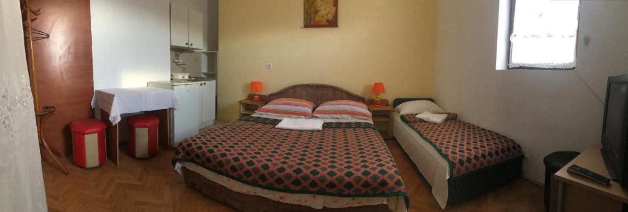 Apartments & Hostel Zdrava Hrana โมสตาร์ ภายนอก รูปภาพ